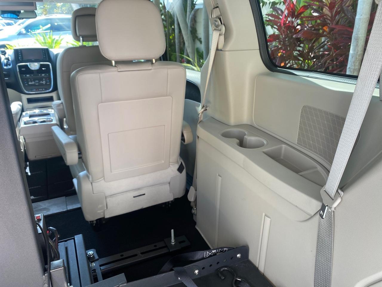 2012 Chrysler Town & Country HANDICAP LIFT LOW MILES 32,124 Pompano Beach FL