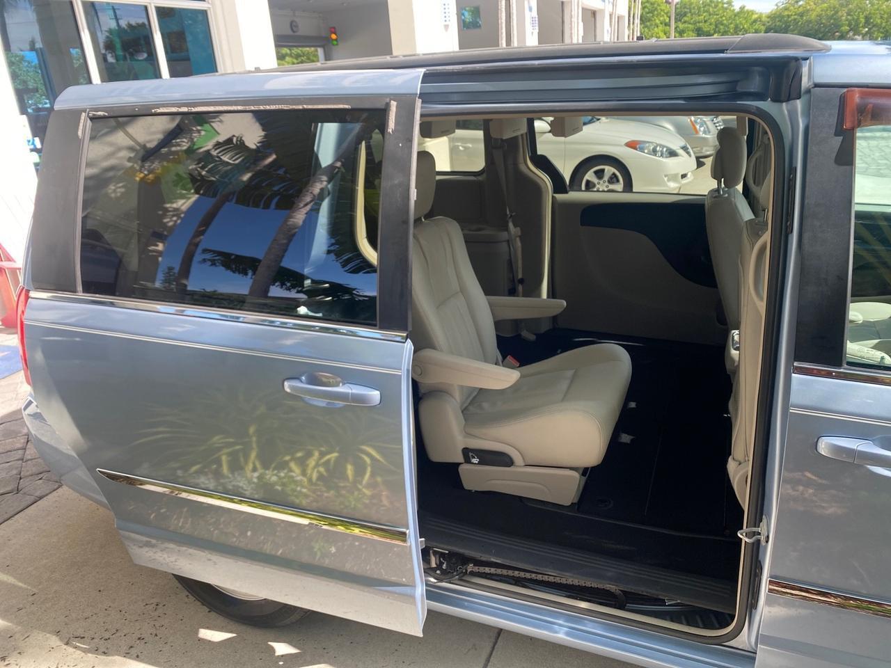 2012 Chrysler Town & Country HANDICAP LIFT LOW MILES 32,124 Pompano Beach FL