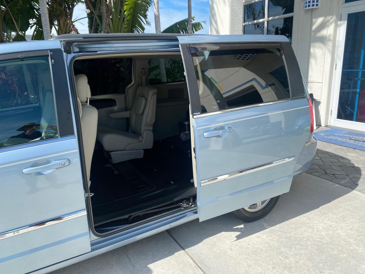 2012 Chrysler Town & Country HANDICAP LIFT LOW MILES 32,124 Pompano Beach FL