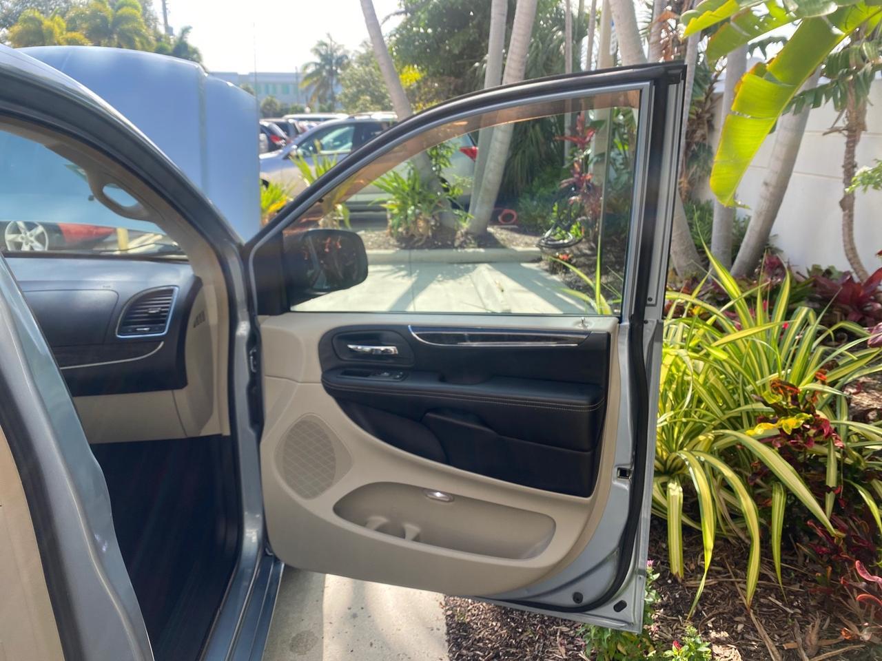 2012 Chrysler Town & Country HANDICAP LIFT LOW MILES 32,124 Pompano Beach FL