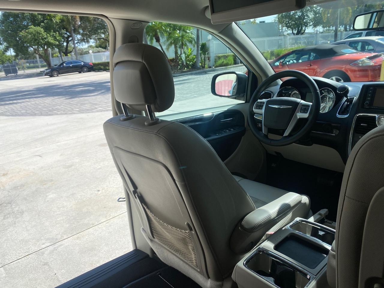 2012 Chrysler Town & Country HANDICAP LIFT LOW MILES 32,124 Pompano Beach FL