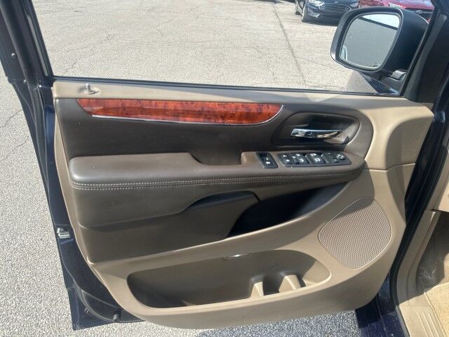 2012 Chrysler Town & Country Touring-L Cleveland OH