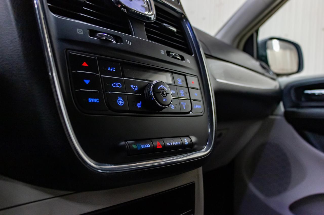 2012 Chrysler Town & Country Touring Leather Nav BCam Red Deer AB