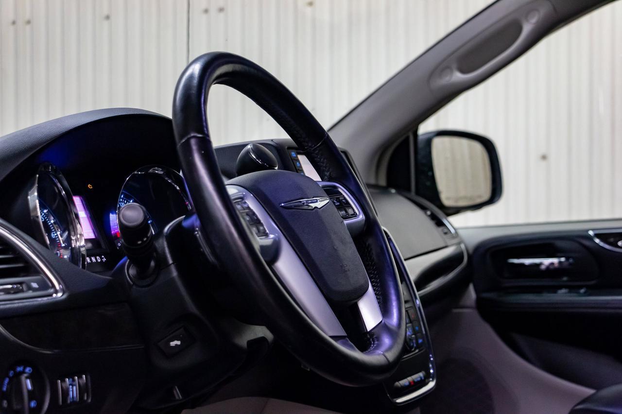 2012 Chrysler Town & Country Touring Leather Nav BCam Red Deer AB