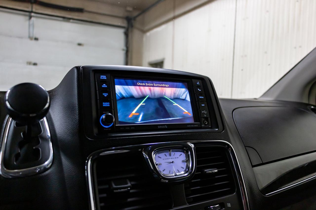 2012 Chrysler Town & Country Touring Leather Nav BCam Red Deer AB