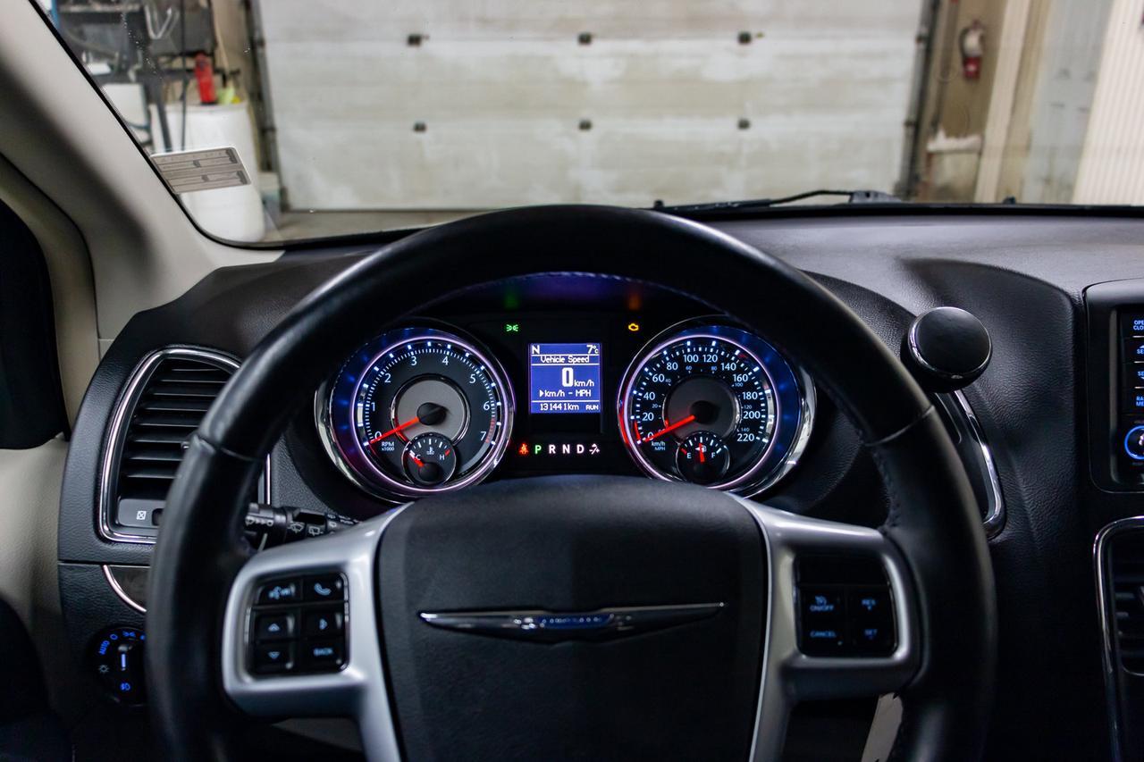 2012 Chrysler Town & Country Touring Leather Nav BCam Red Deer AB