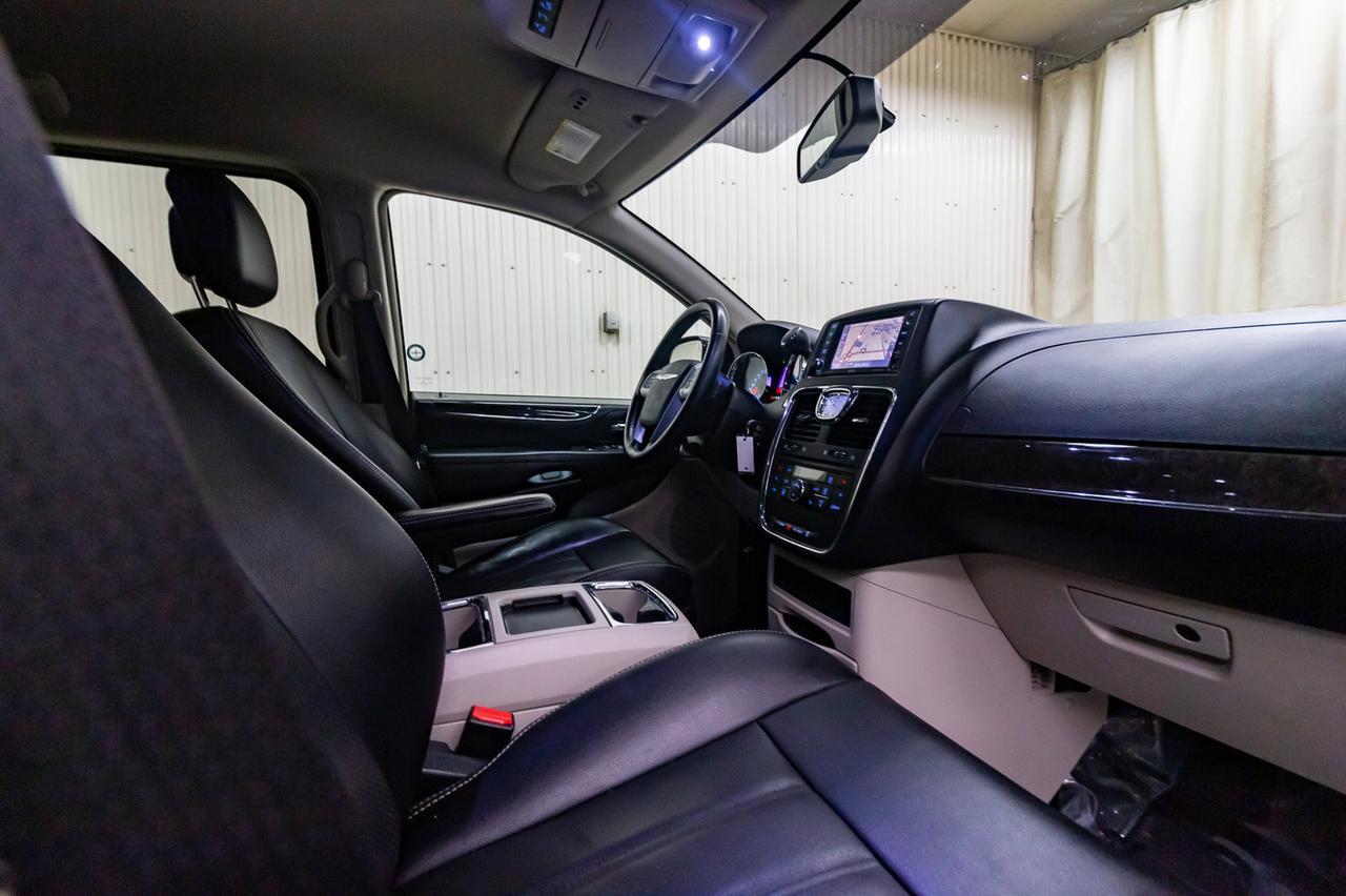 2012 Chrysler Town & Country Touring Leather Nav BCam Red Deer AB