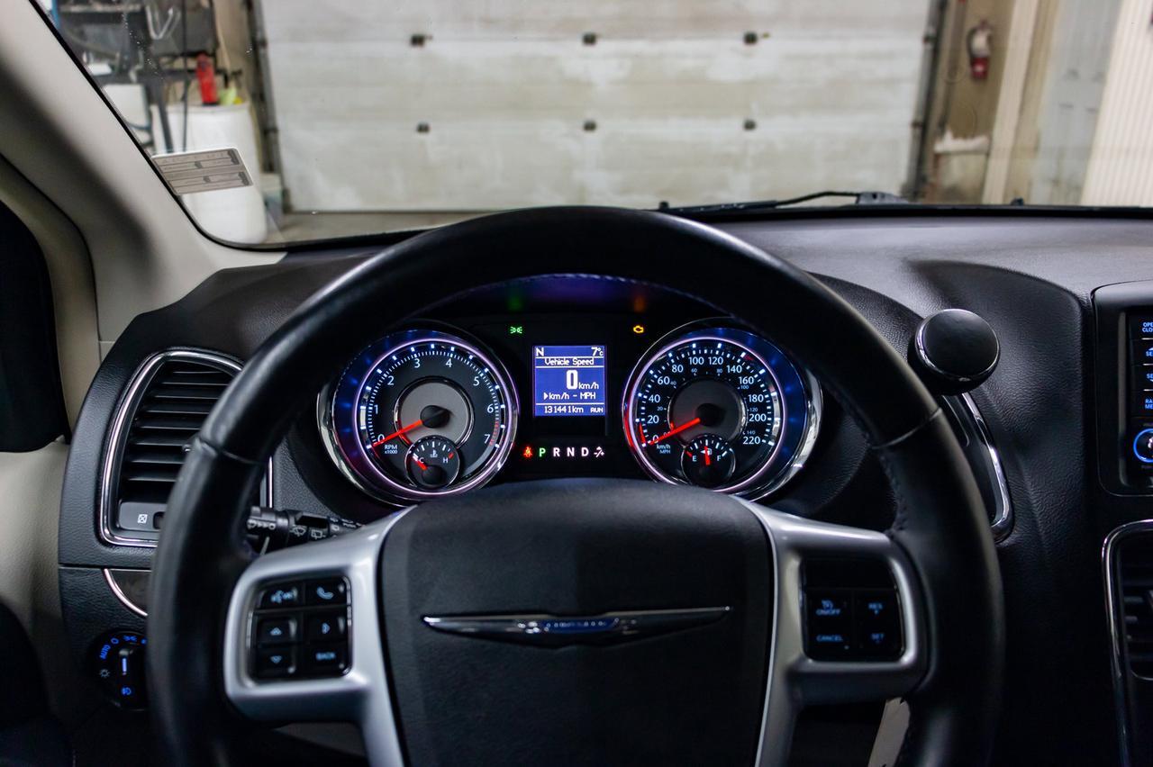 2012 Chrysler Town & Country Touring Leather Nav BCam Red Deer AB