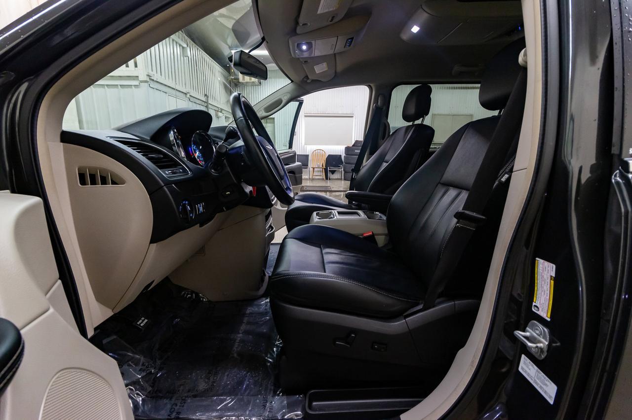 2012 Chrysler Town & Country Touring Leather Nav BCam Red Deer AB