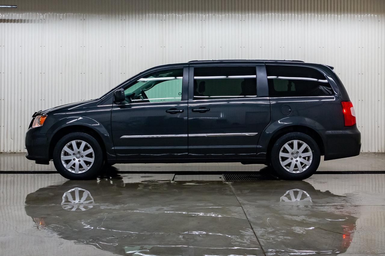 2012 Chrysler Town & Country Touring Leather Nav BCam Red Deer AB