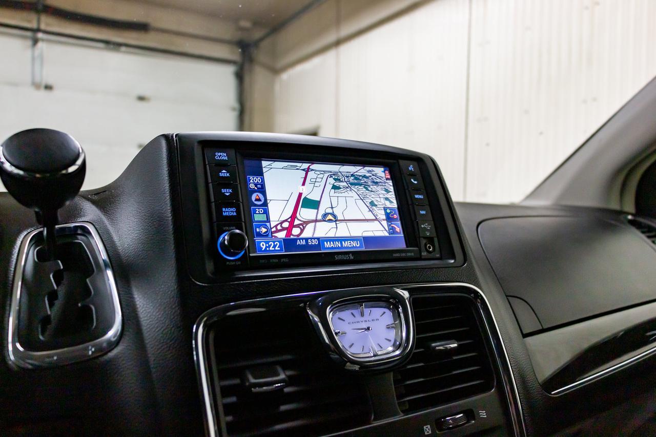 2012 Chrysler Town & Country Touring Leather Nav BCam Red Deer AB