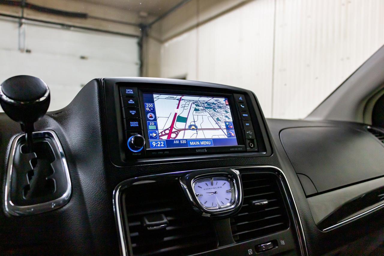 2012 Chrysler Town & Country Touring Leather Nav BCam Red Deer AB