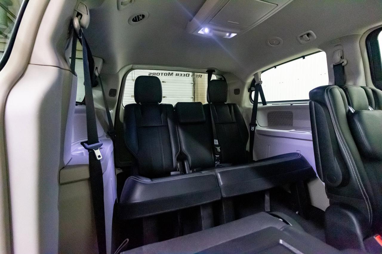 2012 Chrysler Town & Country Touring Leather Nav BCam Red Deer AB