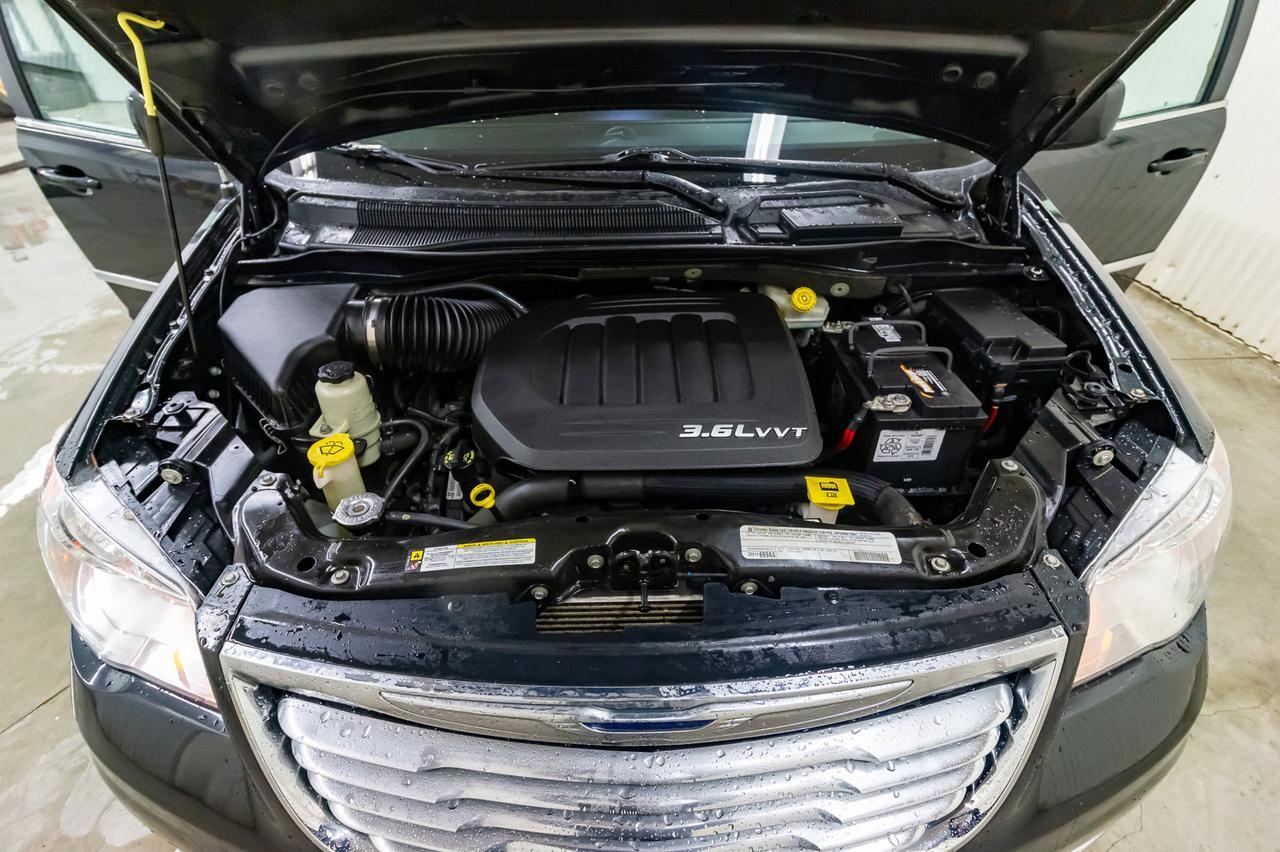 2012 Chrysler Town & Country Touring Leather Nav BCam Red Deer AB