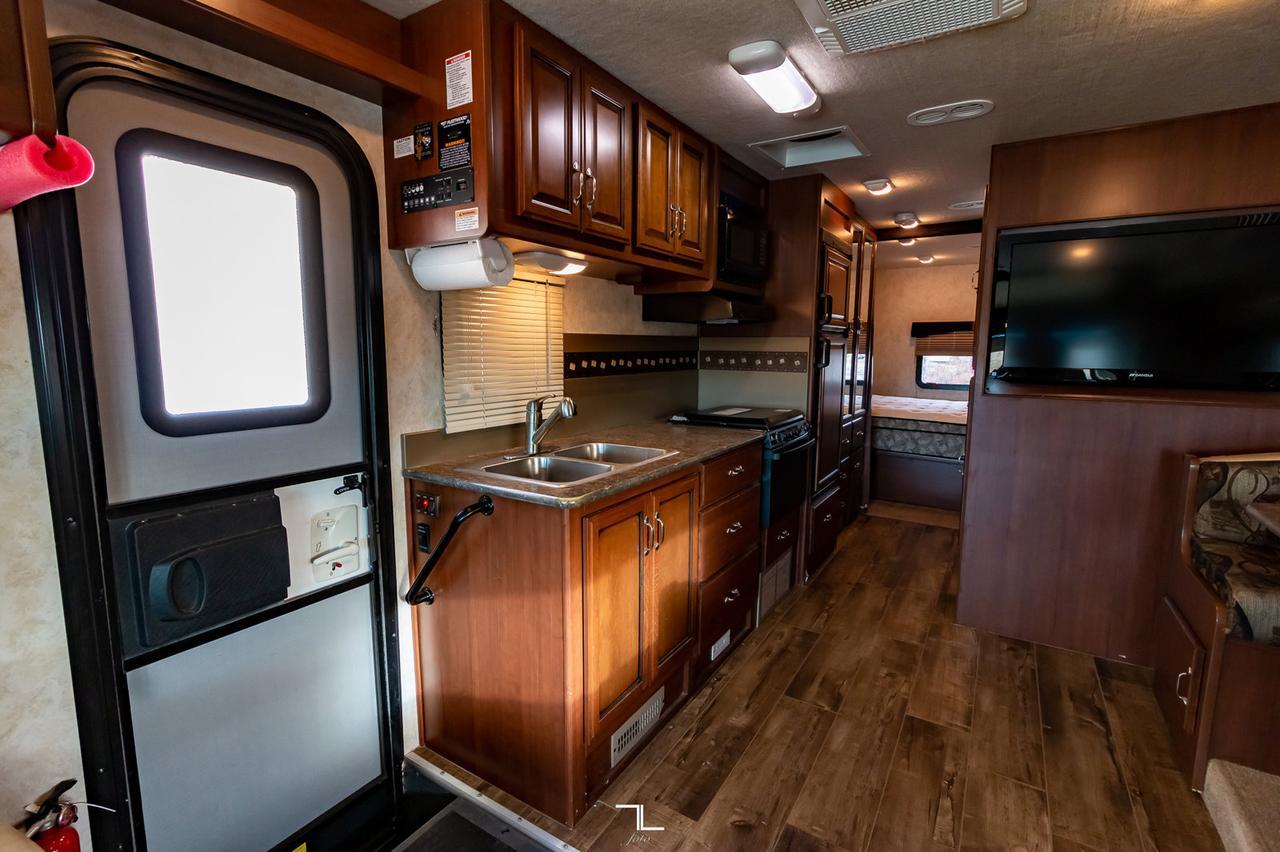 2012 Fleetwood Storm 32V Class A Motorhome Red Deer AB