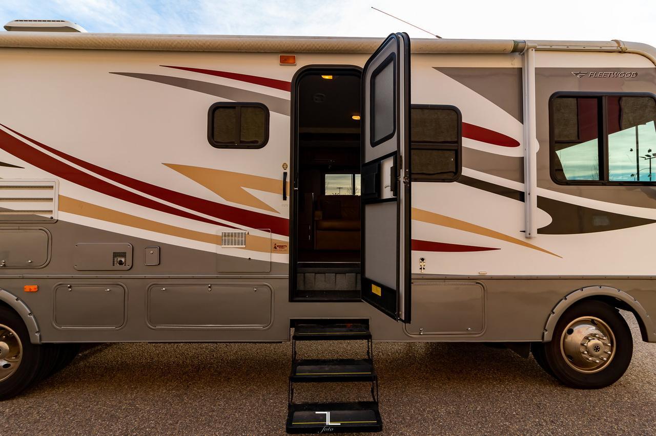 2012 Fleetwood Storm 32V Class A Motorhome Red Deer AB