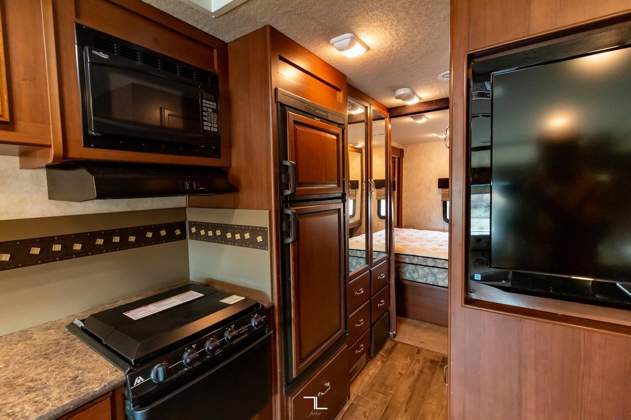 2012 Fleetwood Storm 32V Class A Motorhome Red Deer AB
