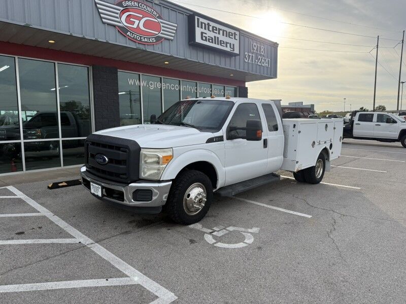 2012 Ford F-350 DRW Utility w/ Lift Gate