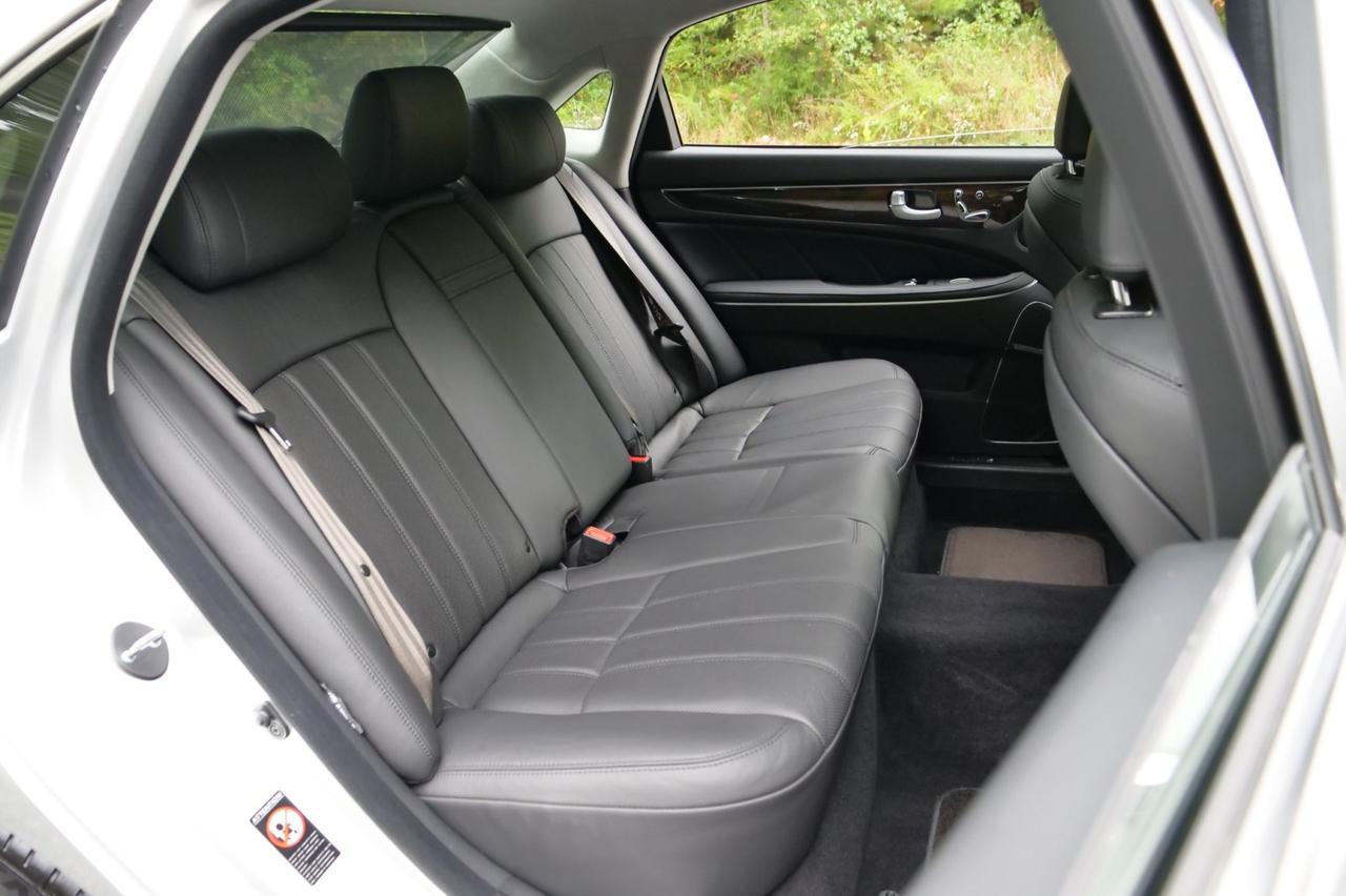 2012 Hyundai Equus Signature / Driver Massage / Cooled Seats / Sunroof! Lincolnton NC