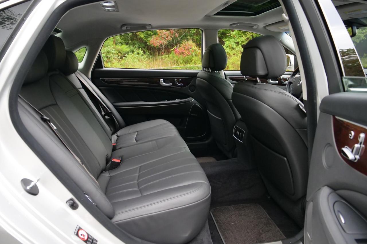2012 Hyundai Equus Signature / Driver Massage / Cooled Seats / Sunroof! Lincolnton NC