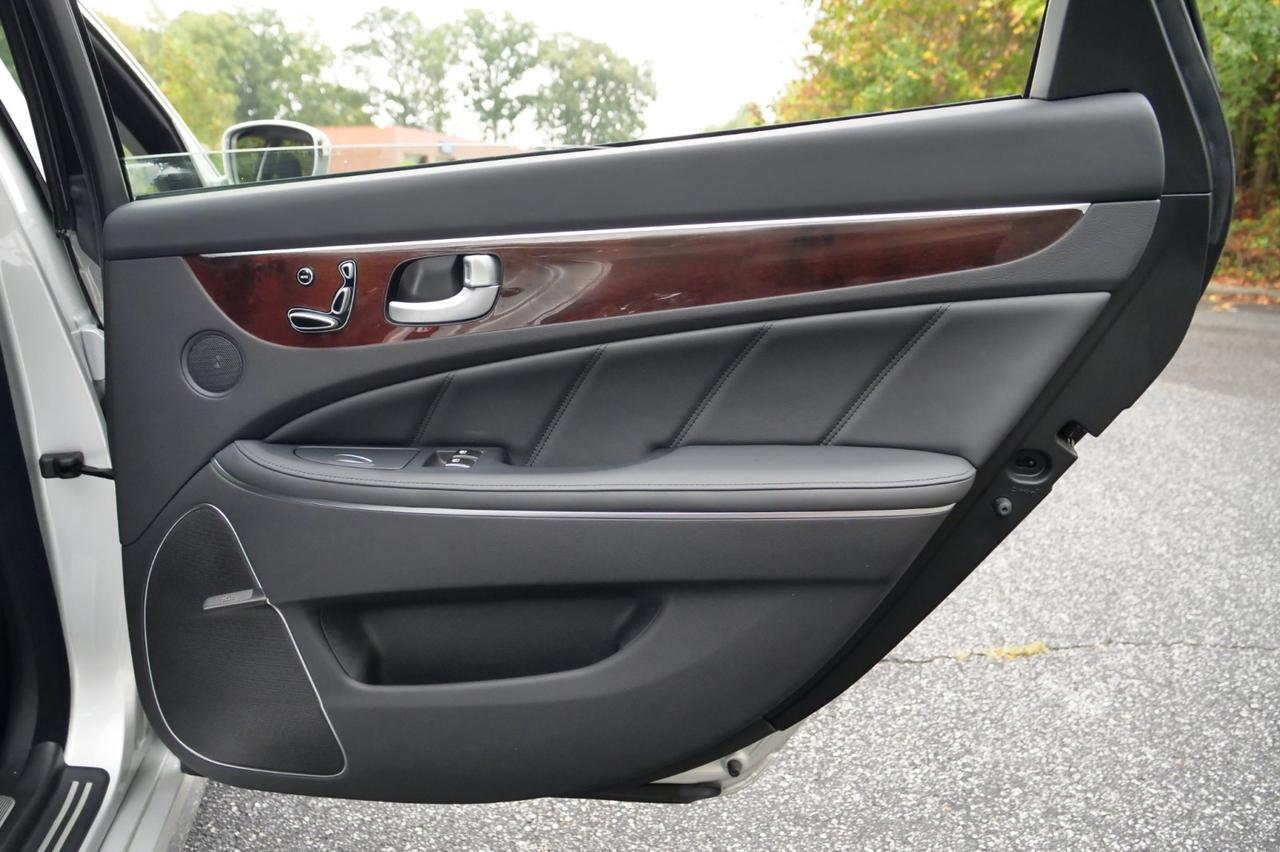 2012 Hyundai Equus Signature / Driver Massage / Cooled Seats / Sunroof! Lincolnton NC