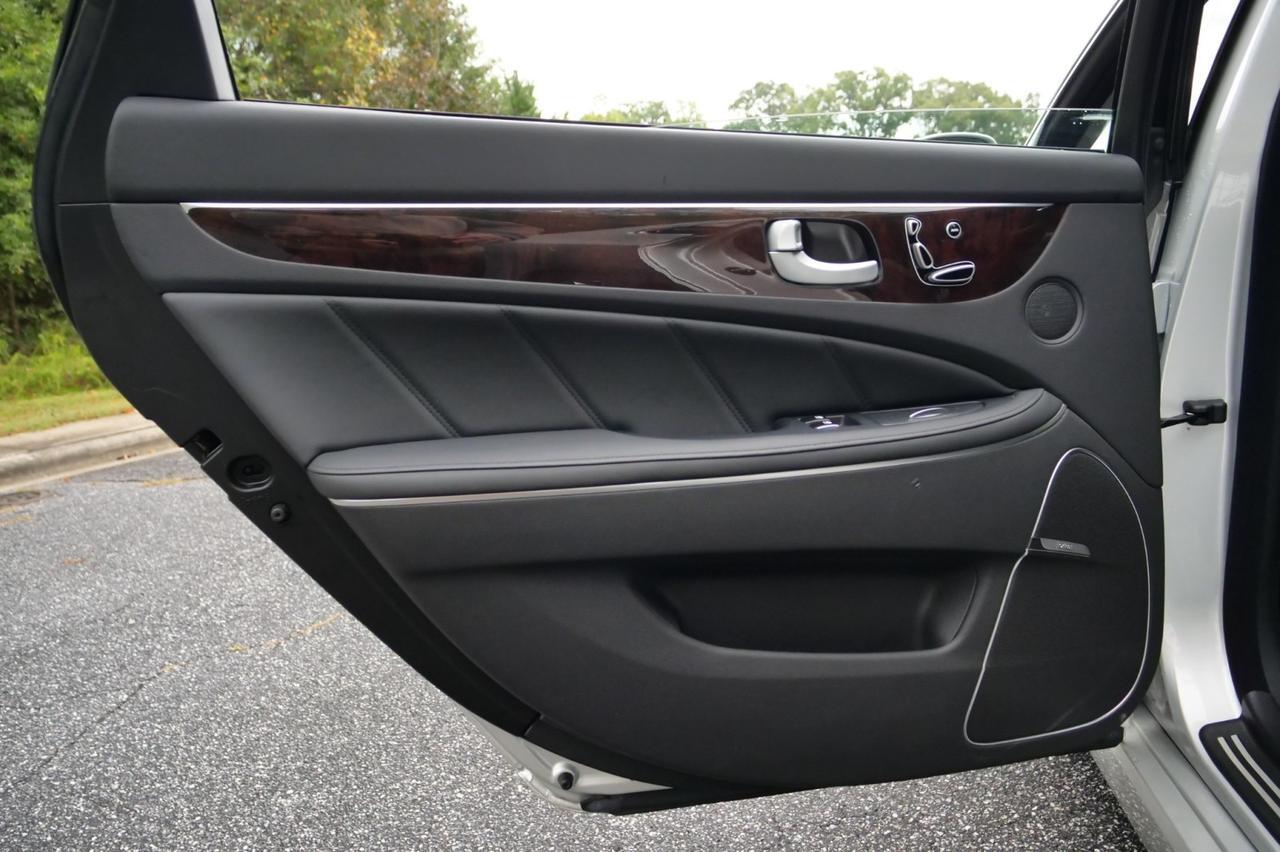 2012 Hyundai Equus Signature / Driver Massage / Cooled Seats / Sunroof! Lincolnton NC