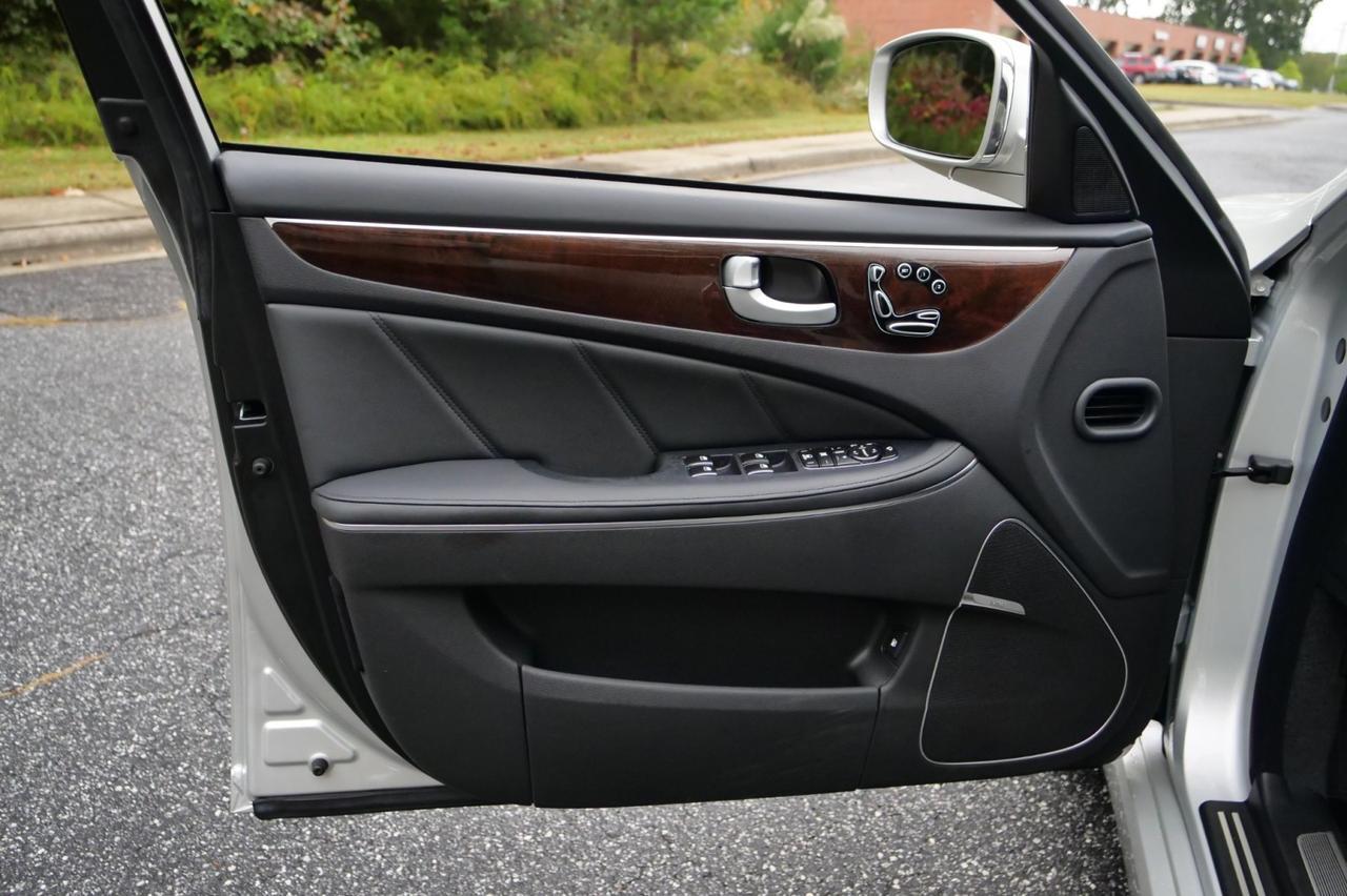 2012 Hyundai Equus Signature / Driver Massage / Cooled Seats / Sunroof! Lincolnton NC