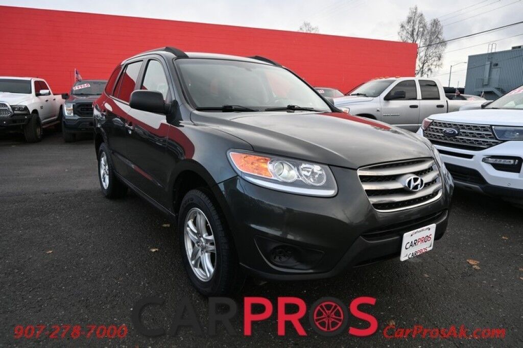 2012 Hyundai Santa Fe GLS - All Wheel Drive - Power Windows & Door Locks - Keyless Entry - AUX & USB Plug-in - Cruise Control - Aluminum Wheels - New Tires