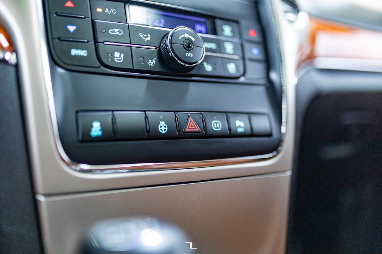 2012 Jeep Grand Cherokee 4x4 Overland Leather Roof Nav Red Deer AB