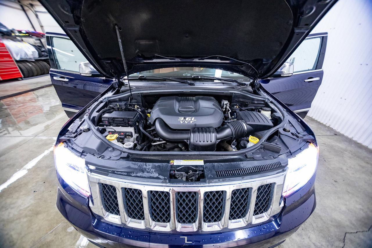 2012 Jeep Grand Cherokee 4x4 Overland Leather Roof Nav Red Deer AB