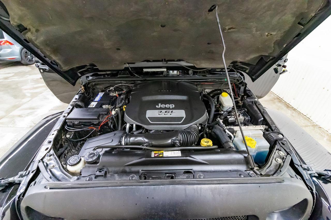 2012 Jeep Wrangler Unlimited 4x4 Sahara Lift Leather Nav Winch Red Deer AB