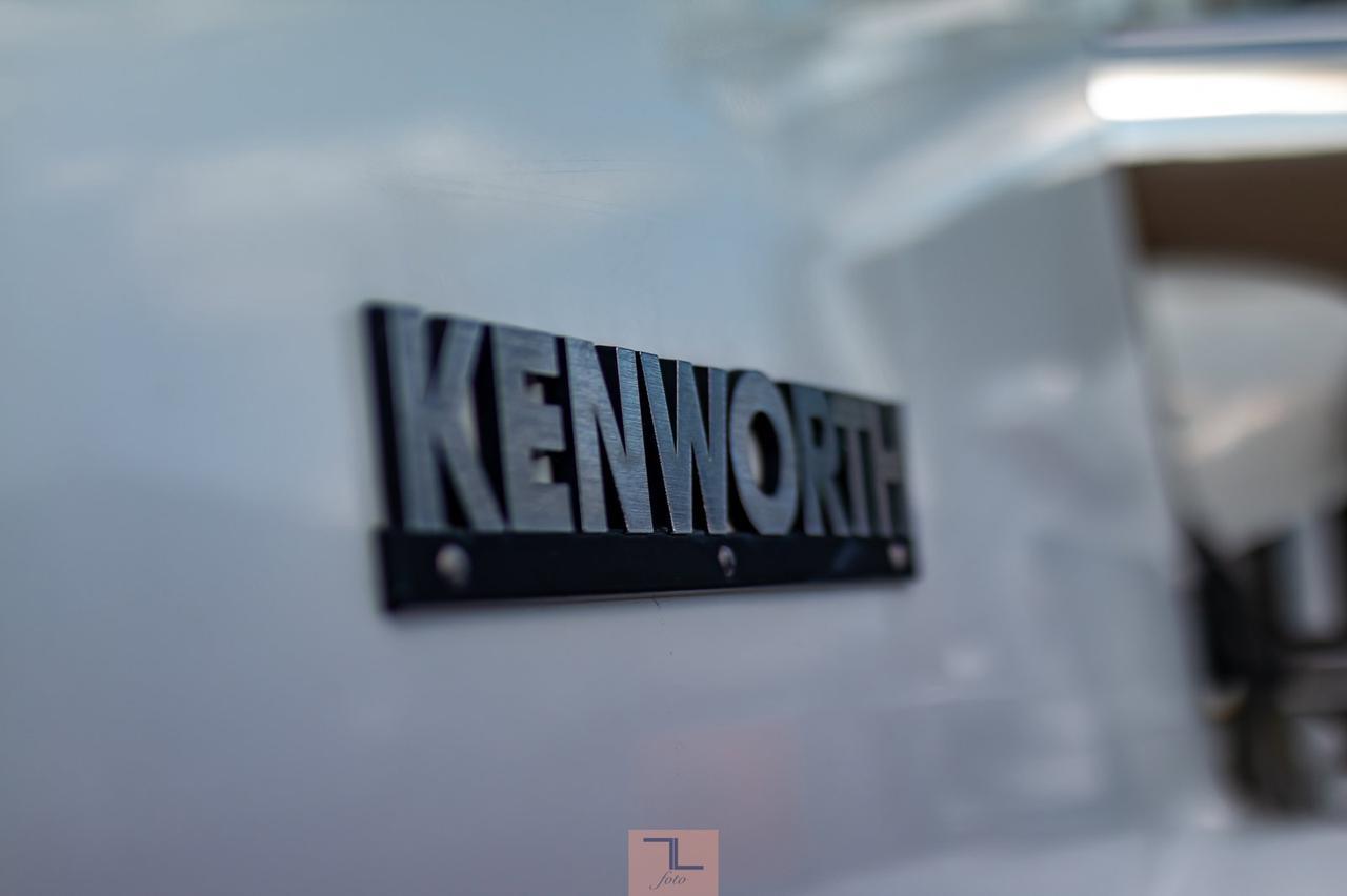 2012 Kenworth T-800 Heavy Spec Tractor Sleeper Red Deer AB