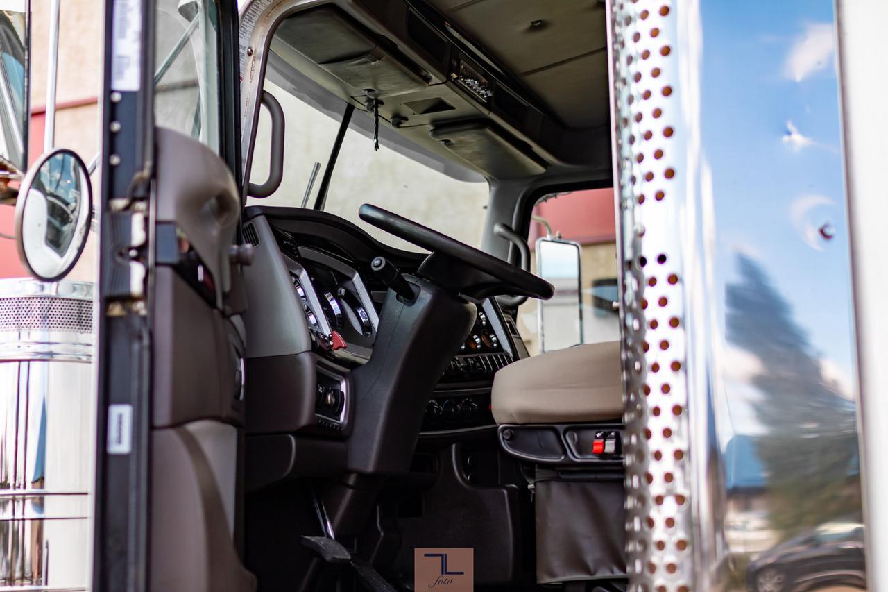 2012 Kenworth T-800 Heavy Spec Tractor Sleeper Red Deer AB