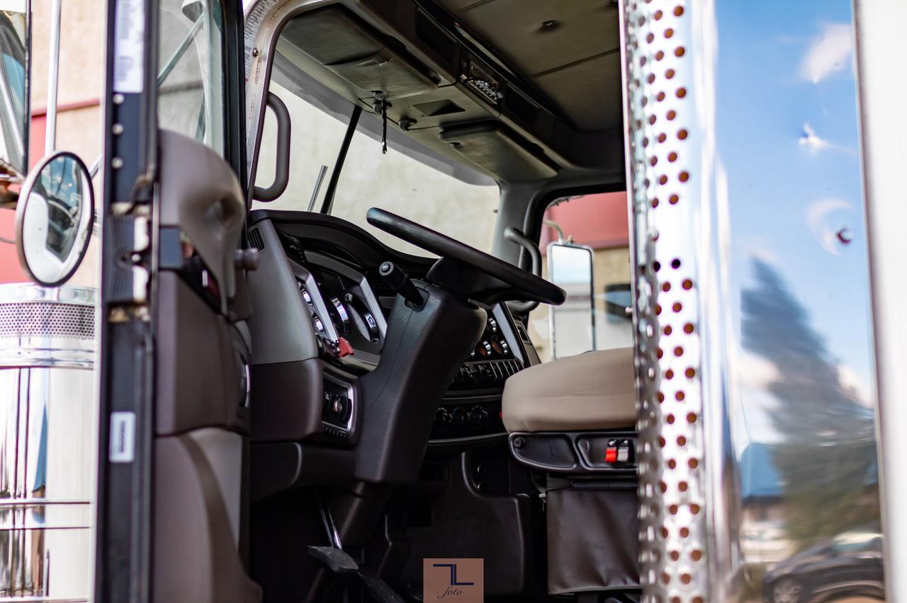 2012 Kenworth T-800 Heavy Spec Tractor Sleeper Red Deer AB