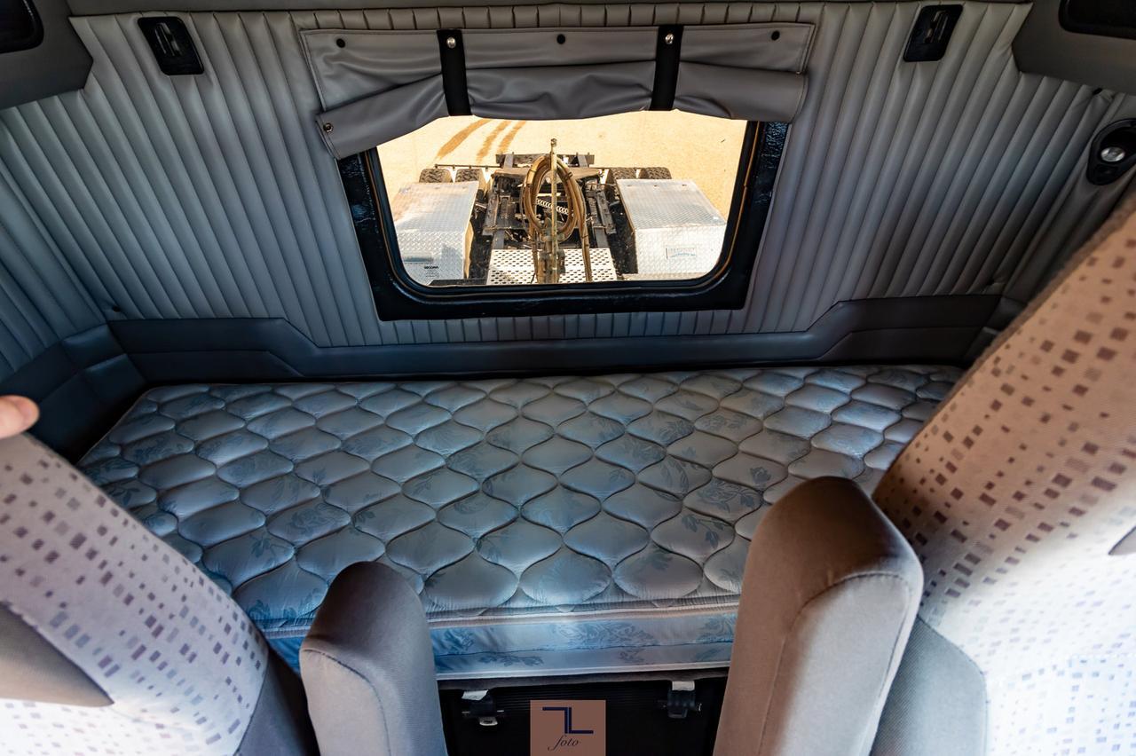 2012 Kenworth T-800 Heavy Spec Tractor Sleeper Red Deer AB