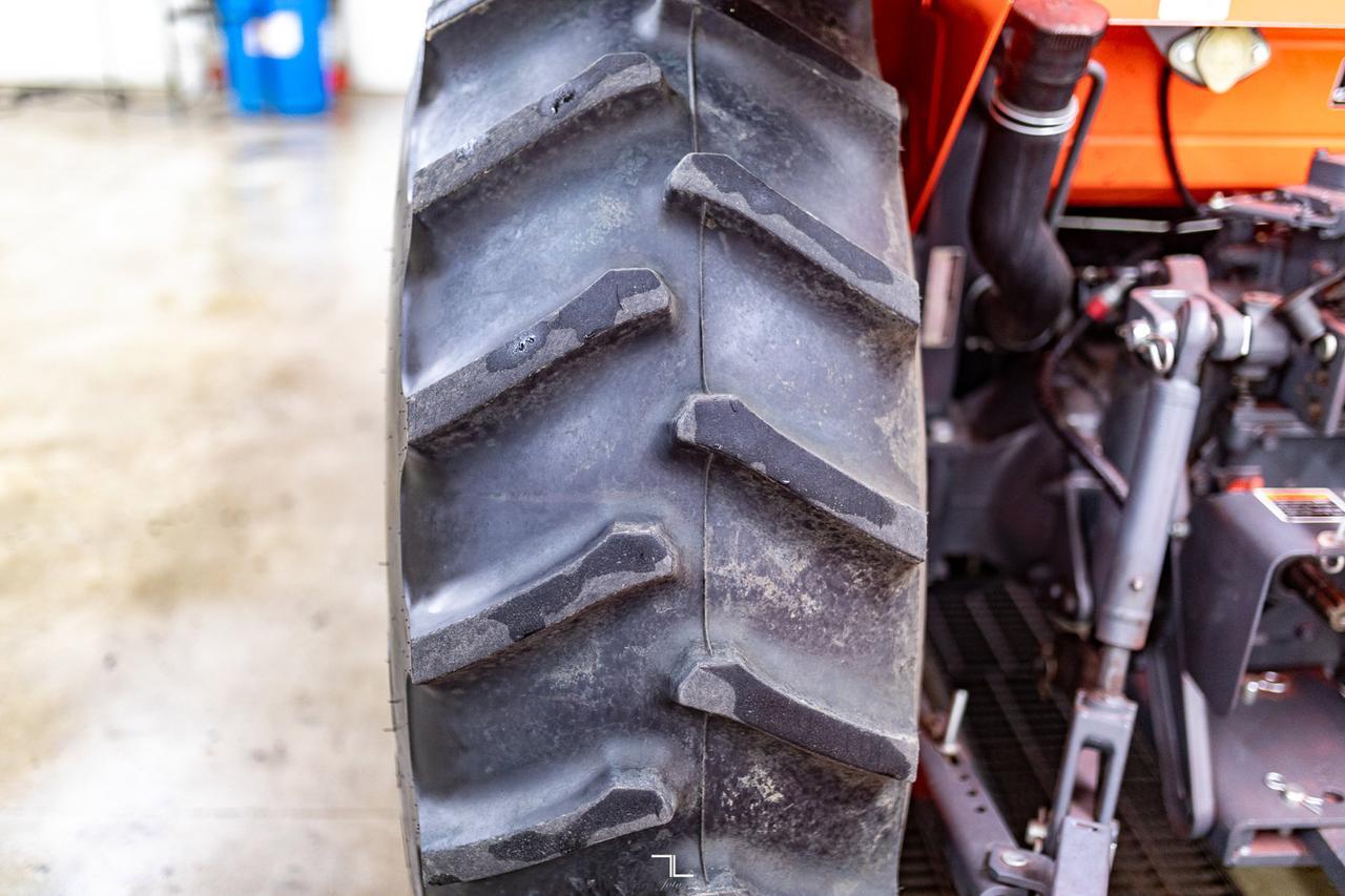 2012 Kubota M5140DTH Tractor with 84" Blade Red Deer AB