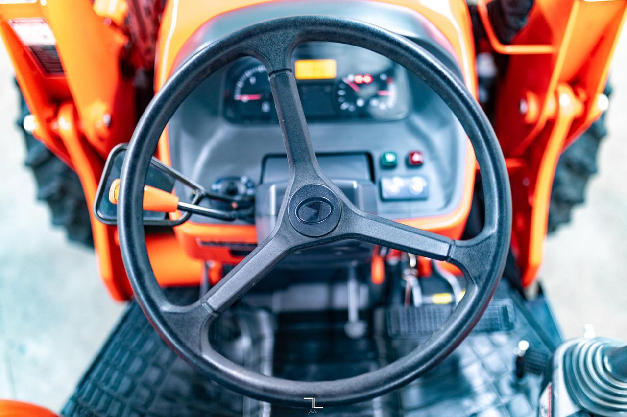 2012 Kubota M5140DTH Tractor with 84" Blade Red Deer AB