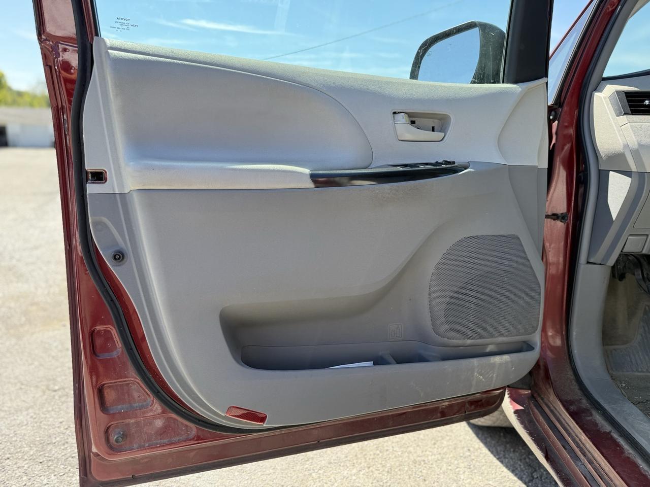 2012 Toyota Sienna Base Crestwood KY
