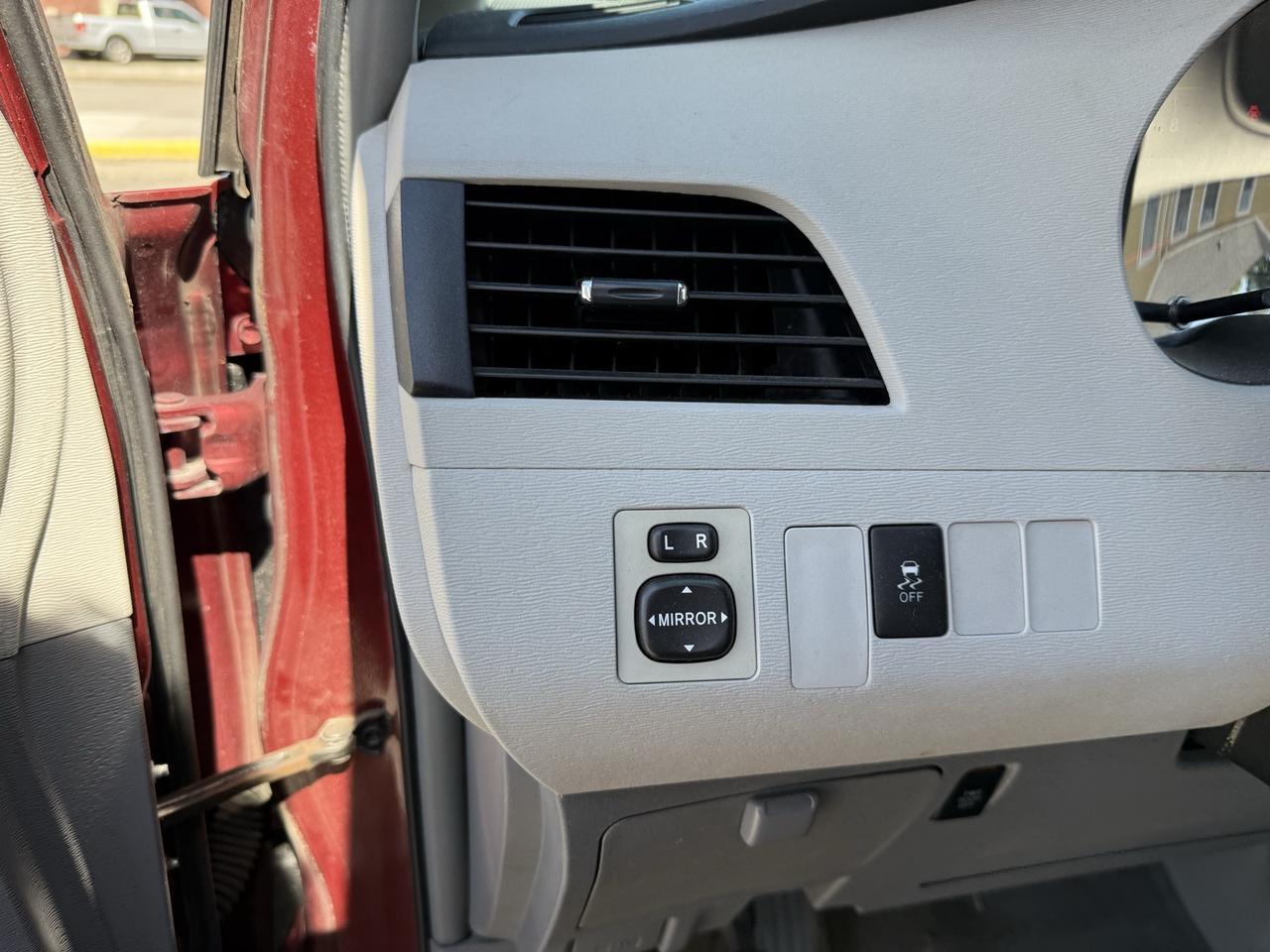 2012 Toyota Sienna Base Crestwood KY