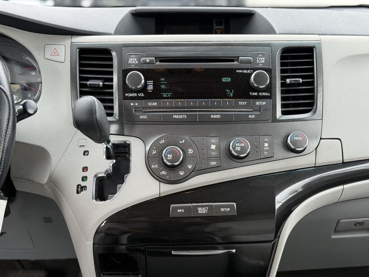 2012 Toyota Sienna Base Crestwood KY