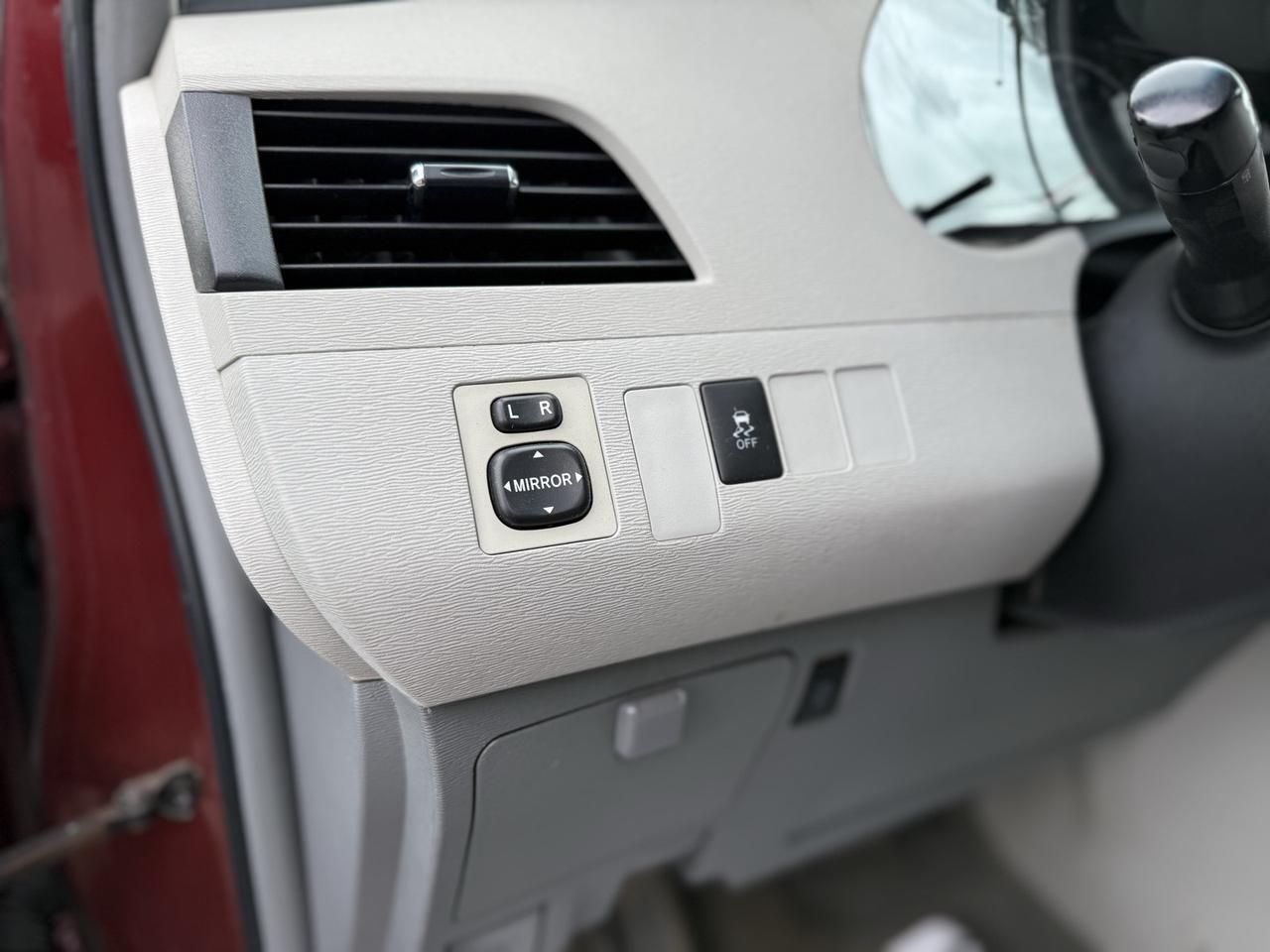 2012 Toyota Sienna Base Crestwood KY