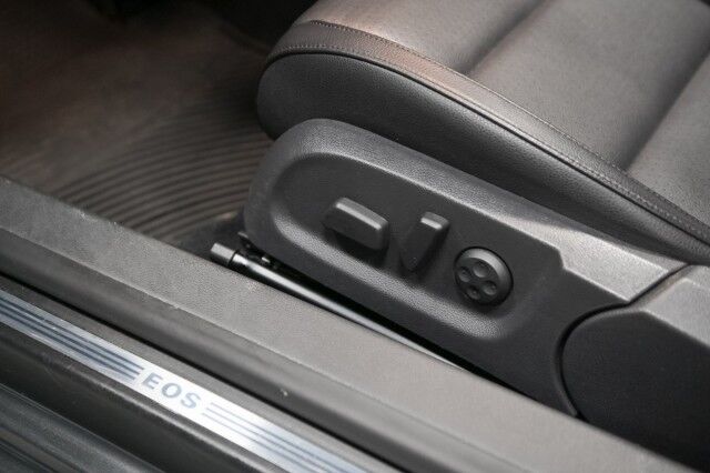 2012 Volkswagen Eos Komfort 2dr Convertible Chicago IL