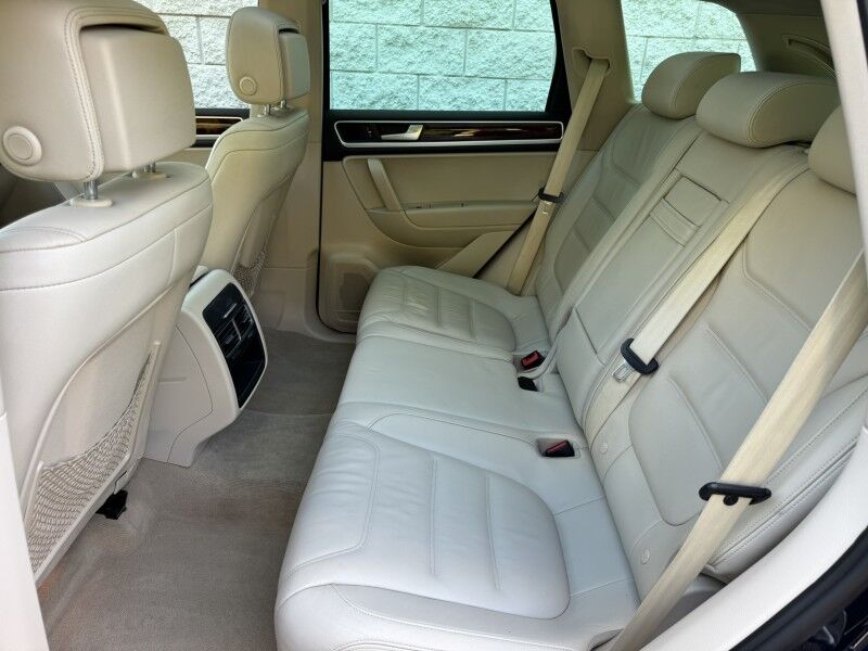 2012 Volkswagen Touareg Lux photo 5