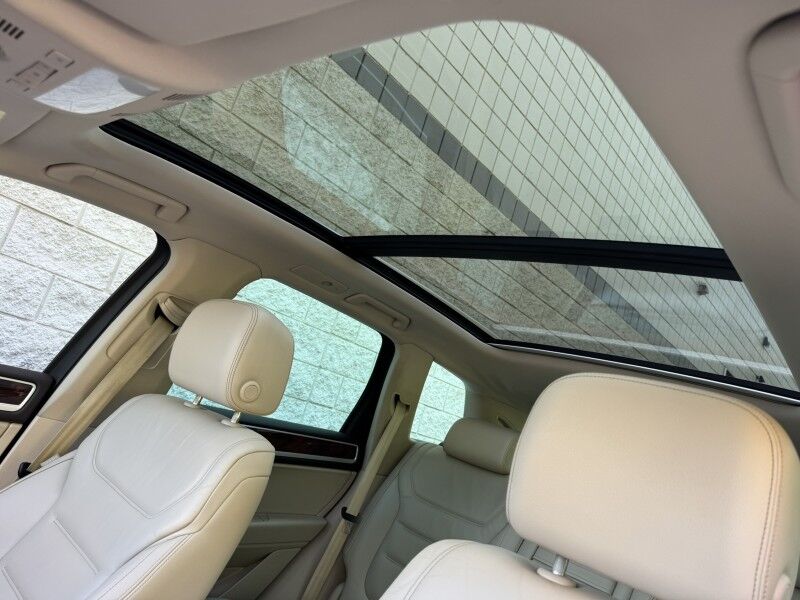 2012 Volkswagen Touareg Lux photo 24
