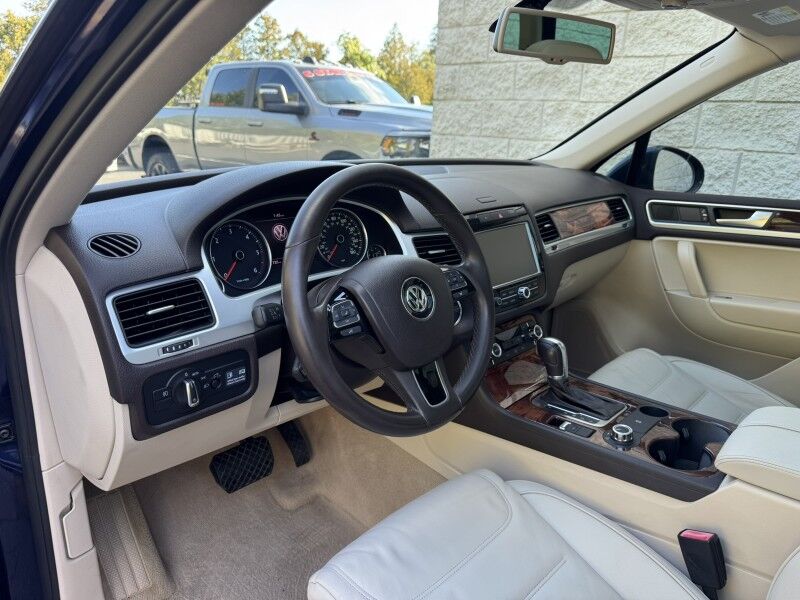 2012 Volkswagen Touareg Lux photo 3