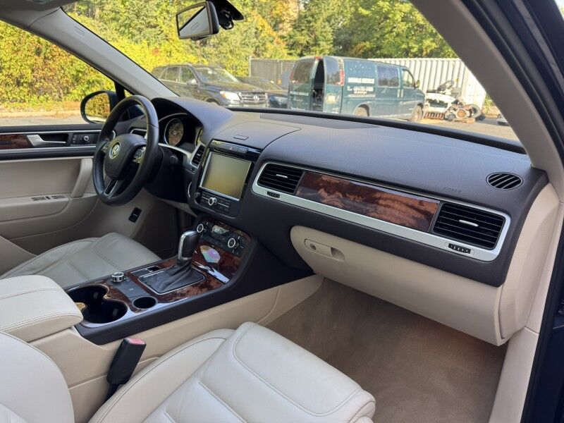 2012 Volkswagen Touareg Lux photo 27