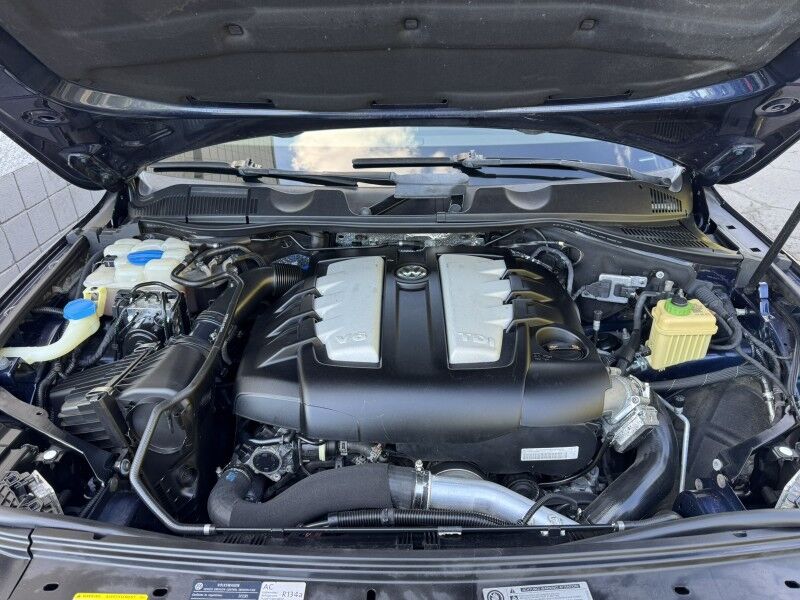 2012 Volkswagen Touareg Lux photo 2
