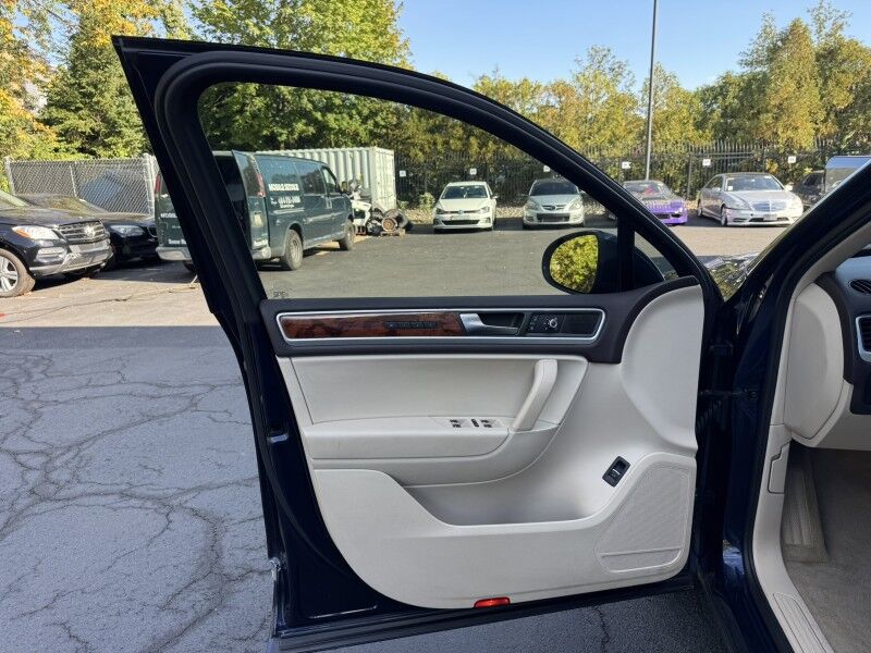 2012 Volkswagen Touareg Lux photo 17