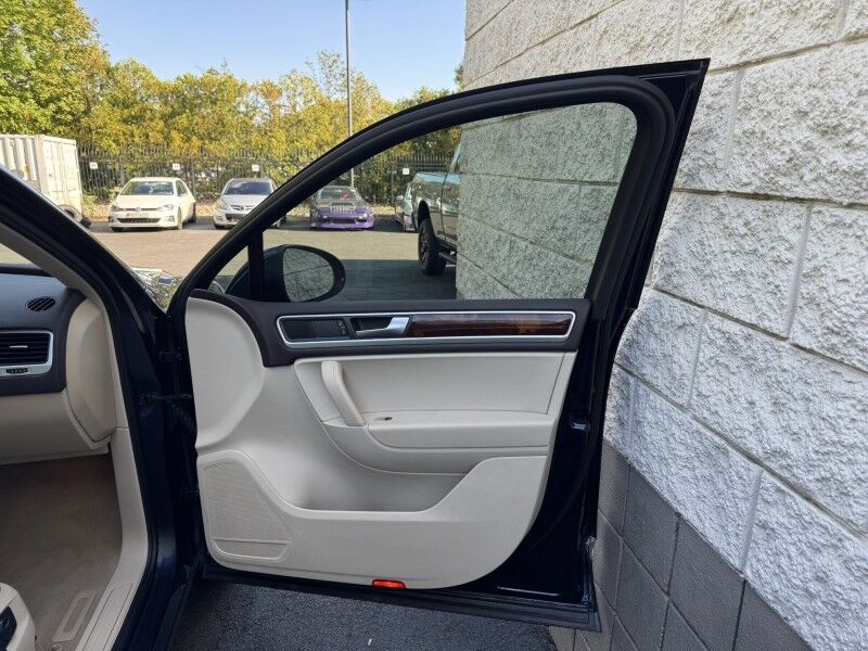2012 Volkswagen Touareg Lux photo 28