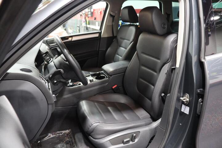 2012 Volkswagen Touareg Sport VR6 w/Navigation 4dr Suv Chicago IL